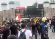 Ribuan Massa Kepung DPR, Aksi Ricuh dan Jakarta Macet Total