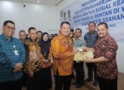 Wabup Asahan Serahkan Kartu BPJS Ketenagakerjaan kepada 4900 Orang Pekerja Rentan Secara Simbolis