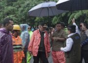 Gubernur Mahyeldi Tinjau Lokasi Galodo di Malalak, Dua Warga Meninggal dan Satu Masih Dicari