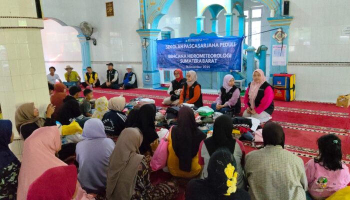Tim PKM Pascasarjana Unand Bantu Korban Banjir dan Galodo di Agam