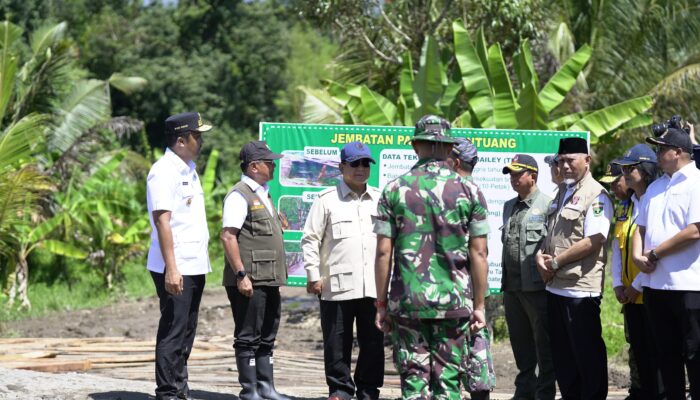 Presiden Prabowo Tinjau Jembatan Bailey di Padang Pariaman