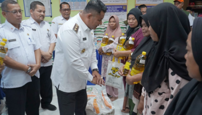 Pemkab Asahan Bersama Bulog Salurkan Bantuan Pangan CPP Periode Oktober – November 2025