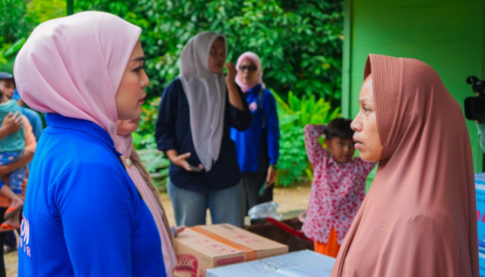 Ketua BKOW Sumbar Salurkan Bantuan ke Warga Terdampak Longsor di Dalko, Tanjung Raya