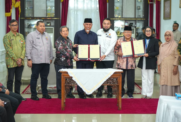 Gubernur Sumbar Mahyeldi Ansharullah menandatangani MoU dengan TMII dan perguruan tinggi swasta