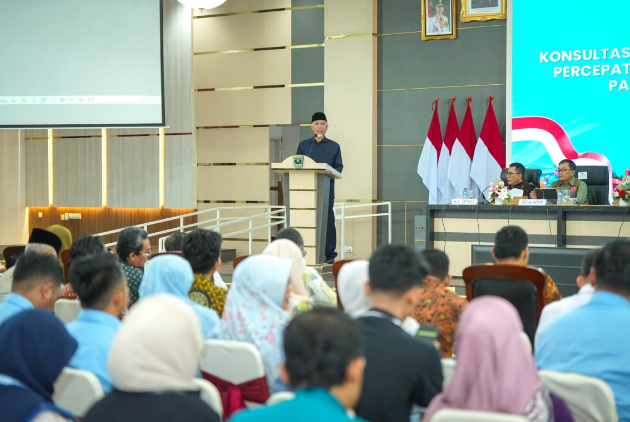 Gubernur Sumbar Mahyeldi membuka konsultasi publik rehabilitasi pascabencana Sumbar