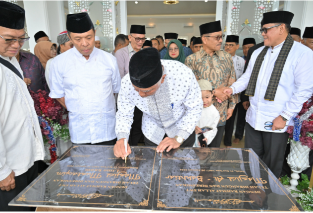 Gubernur Sumatera Barat Mahyeldi Ansharullah meresmikan Masjid Mustaqim di Nagari Limo Kaum Tanah Datar
