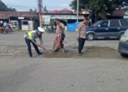 Kapolsek Koto Tangah Timbun Perlintasan Rel Demi Keselamatan Warga