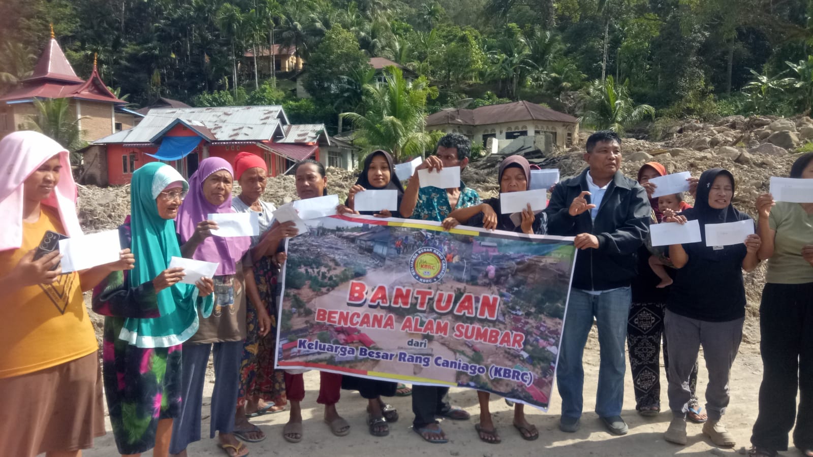 Penyerahan bantuan banjir Kaum Caniago oleh KBRC di Asam Pulau.