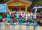 Ketua Tim Pembina Posyandu Kabupaten Asahan Serahkan Bantuan Meja dan Kursi untuk Saung Posyandu