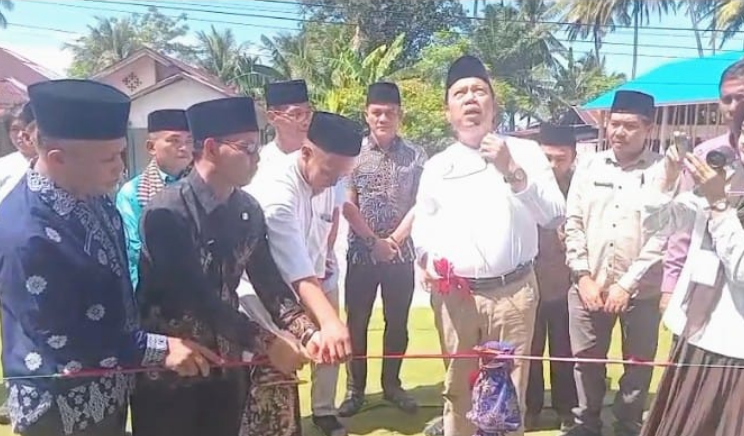 Baitul Mukminin Pesisir Selatan berdesain kapal di Kecamatan Sutera
