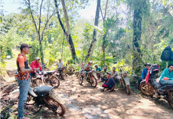 Warga Punggasan Timur gotong royong memperbaiki Jalan Lima Sundai Singgulang