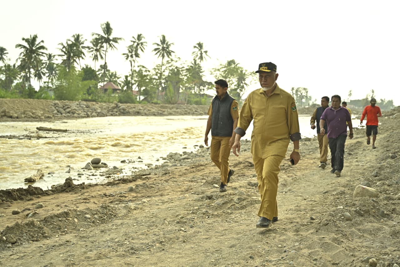 Gubernur Sumatera Barat menyeberangi sungai di Gunung Nago untuk mengatasi krisis air bersih.