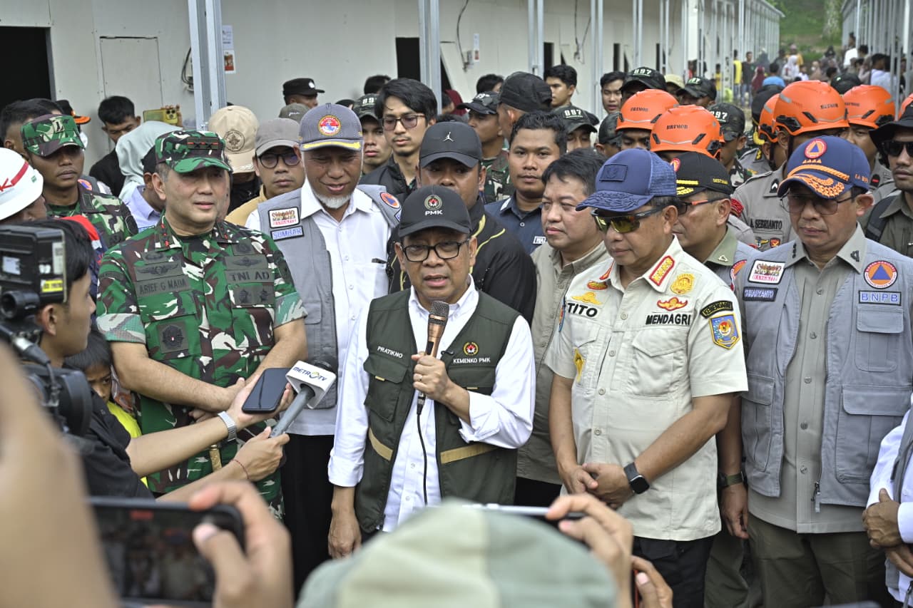 Menko PMK dan Gubernur Mahyeldi saat meresmikan Hunian Sementara Sumbar di Agam.
