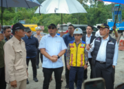 Menteri PU Dody Hanggodo saat meninjau penanganan ruas jalan Malalak di Kabupaten Agam.