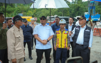 Menteri PU Dody Hanggodo saat meninjau penanganan ruas jalan Malalak di Kabupaten Agam.