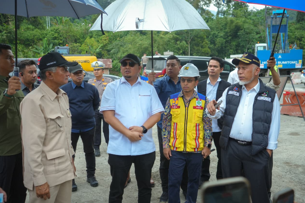 Menteri PU Dody Hanggodo saat meninjau penanganan ruas jalan Malalak di Kabupaten Agam.