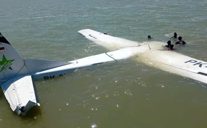 Kondisi Pesawat Smart Air PK-SNS saat melakukan pendaratan darurat di perairan Pantai Kaladiri, Nabire.