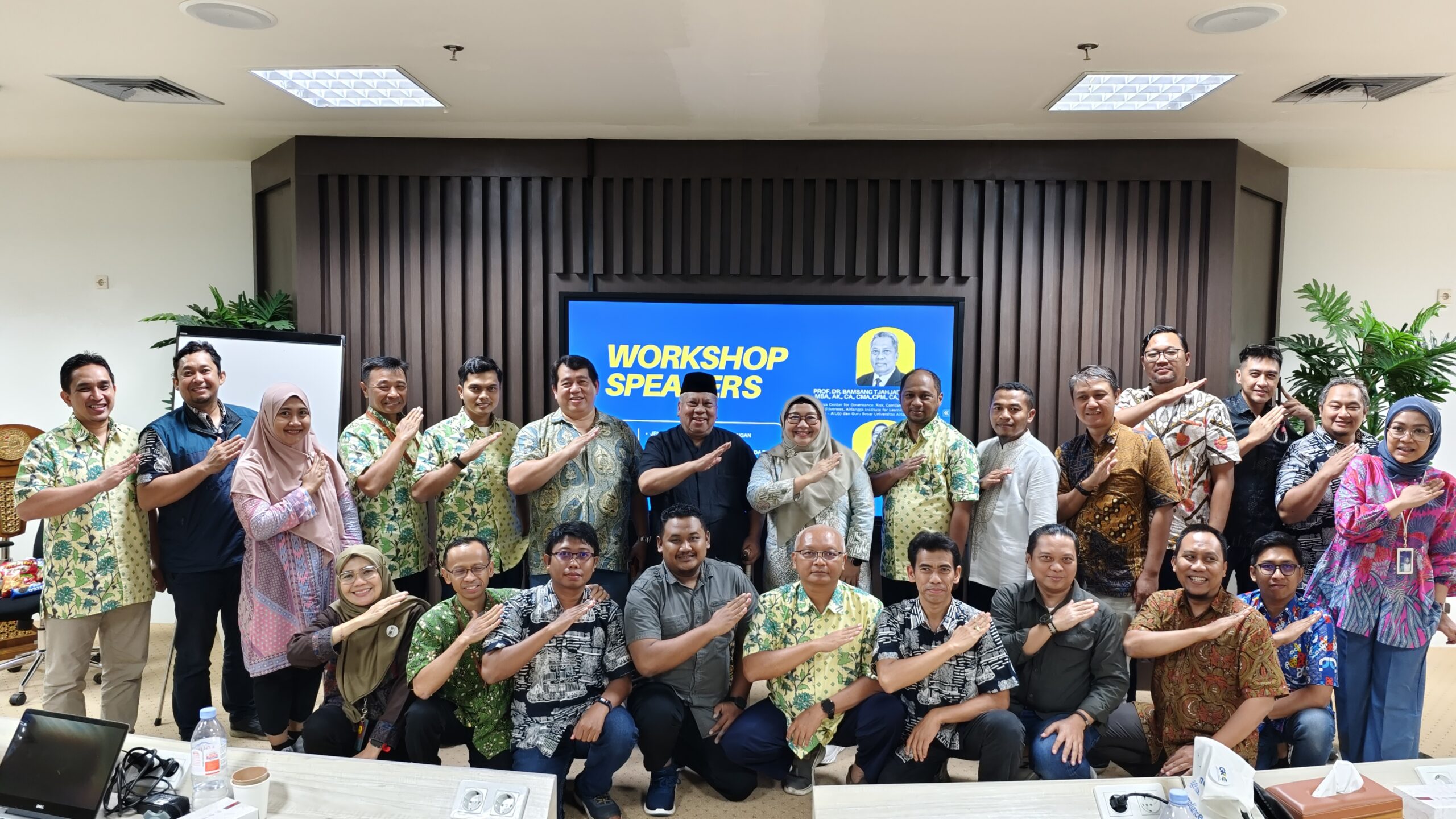 Foto bersama peserta Pelatihan Finance for Non Finance TPS di Surabaya