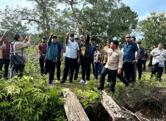 Bupati Jayapura mendampingi Gubernur Papua meninjau Maribu Depapre
