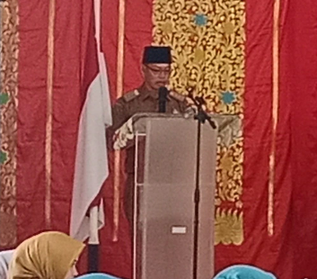 Camat Sutera Iwal saat menyampaikan pentingnya pendataan untuk program Nagari Sejahtera