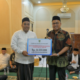 Sekdaprov Sumatera Barat menyerahkan bantuan masjid saat Safari Ramadan di Tanah Datar