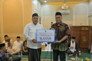 Sekdaprov Sumatera Barat menyerahkan bantuan masjid saat Safari Ramadan di Tanah Datar
