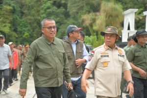 Sekdaprov Sumbar Arry Yuswandi meninjau penataan Lembah Anai