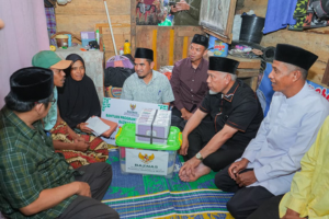 Gubernur Sumbar Mahyeldi menyerahkan bantuan bedah rumah Paninggahan