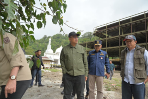 Sekdaprov Sumbar meninjau perbaikan jalan Lembah Anai jelang Lebaran