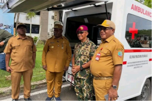 Gubernur Papua Barat Daya Elisa Kambu menyerahkan bantuan ambulans di Sorong