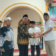 Wagub Sumatera Barat menyerahkan bantuan masjid saat Safari Ramadan di Padang Pariaman
