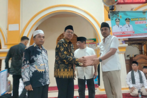 Wagub Sumatera Barat menyerahkan bantuan masjid saat Safari Ramadan di Padang Pariaman