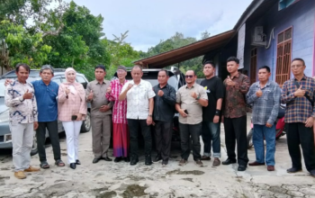 Foto bersama Pemkab Barut dan Kelompok Tani Bela Warga usai audiensi dengan PT AGU
