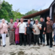 Foto bersama Pemkab Barut dan Kelompok Tani Bela Warga usai audiensi dengan PT AGU