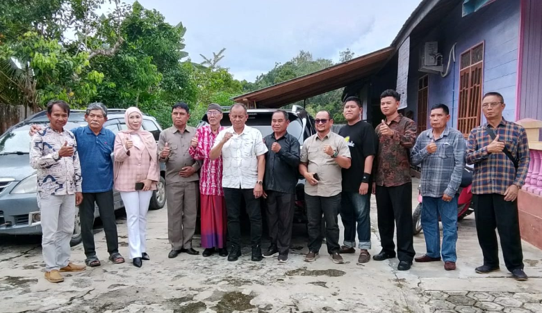 Foto bersama Pemkab Barut dan Kelompok Tani Bela Warga usai audiensi dengan PT AGU