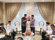 Gubernur Sumbar Mahyeldi menyerahkan rekomendasi Wakaf Internasional kepada Menteri Agama RI