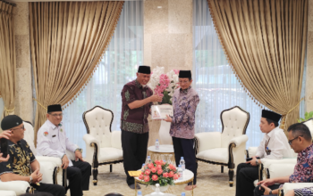 Gubernur Sumbar Mahyeldi menyerahkan rekomendasi Wakaf Internasional kepada Menteri Agama RI