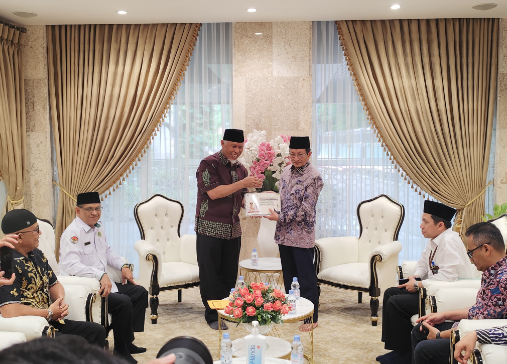 Gubernur Sumbar Mahyeldi menyerahkan rekomendasi Wakaf Internasional kepada Menteri Agama RI