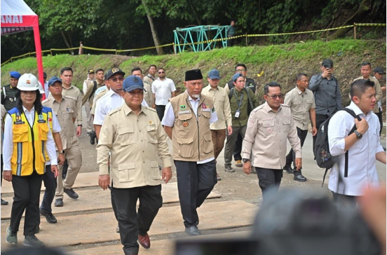 Gubernur Mahyeldi Ansharullah bersama Presiden Prabowo Subianto meninjau pemulihan pascabencana di Sumatera Barat