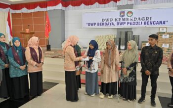 DWP Kemendagri menyalurkan bantuan kepada ASN terdampak bencana di Agam