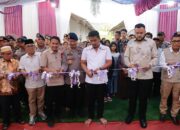 Wagub Sumbar Vasko Ruseimy meresmikan Huntara Mandiri di Kepalo Koto Padang