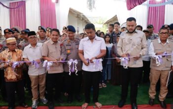 Wagub Sumbar Vasko Ruseimy meresmikan Huntara Mandiri di Kepalo Koto Padang