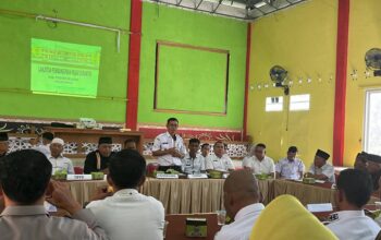 Ketua KAN Surantih Jamalus bersama Camat Sutera saat membahas izin pemanfaatan tanah Pasar Surantih