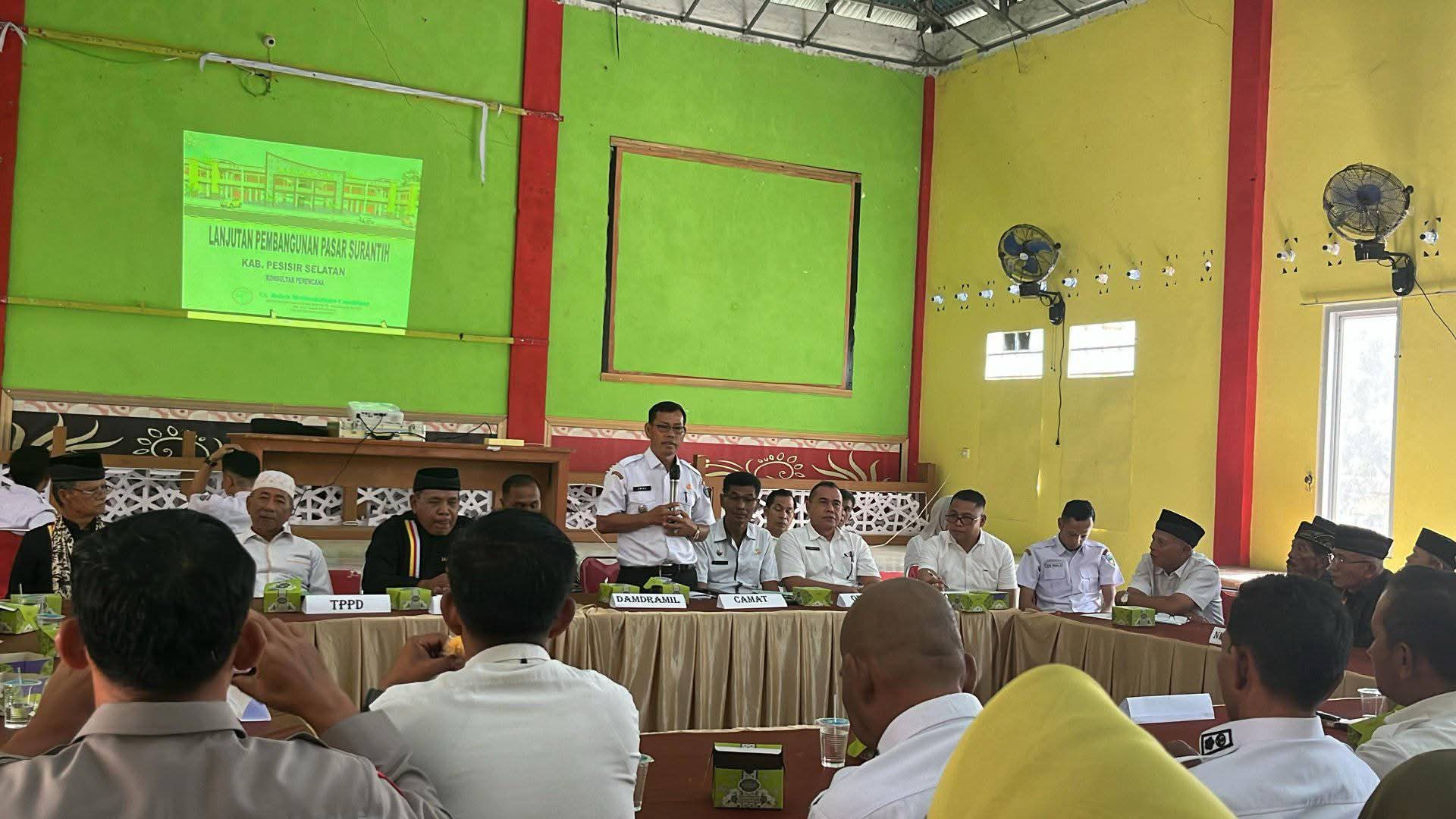 Ketua KAN Surantih Jamalus bersama Camat Sutera saat membahas izin pemanfaatan tanah Pasar Surantih