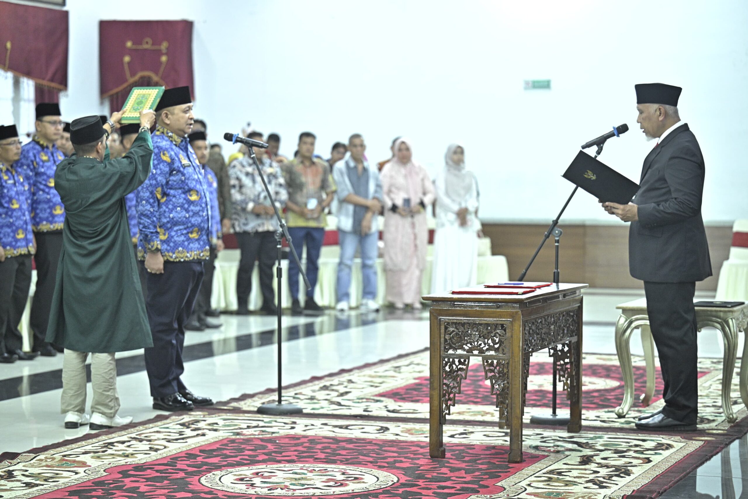 Mahyeldi Ansharullah melantik Andree Harmadi Algamar sebagai Kepala Biro Umum Setdaprov Sumbar di Auditorium Gubernuran Padang