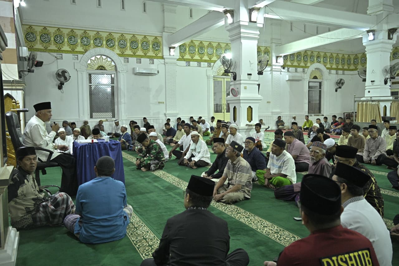 Gubernur Sumbar Mahyeldi Ansharullah menyampaikan tausiah subuh di Masjid Raya Air Bangis, Pasaman Barat