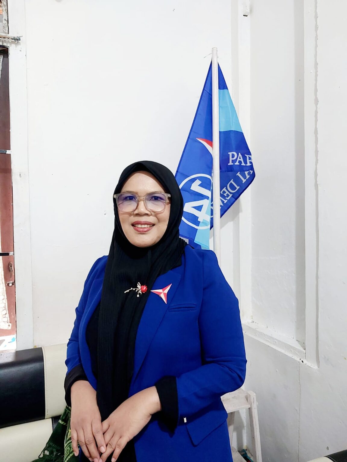 Yunelda Asra mengenakan jas Partai Demokrat sebagai Ketua Fraksi Demokrat DPRD Pasaman