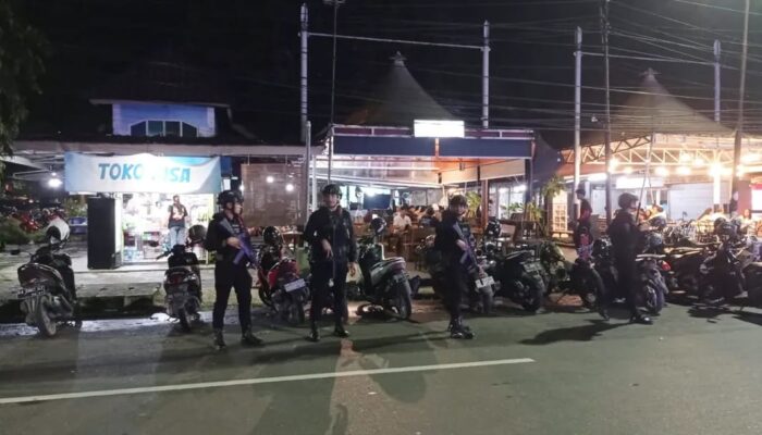 Rutin Gelar Patroli Malam, Sat Brimob Polda Kalsel Sampaikan Pesan Kamtibmas ke Masyarakat