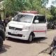 Mobil ambulans membawa warga berinisial PD yang mengalami luka usai insiden pengancaman menggunakan senjata tajam di Sungai Sirah Linggo Saribaganti