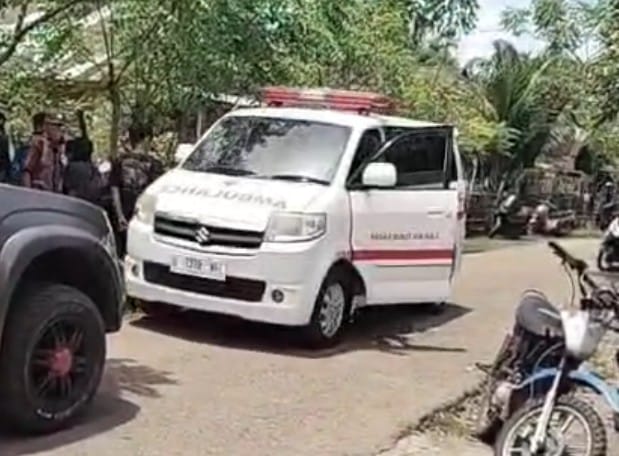 Mobil ambulans membawa warga berinisial PD yang mengalami luka usai insiden pengancaman menggunakan senjata tajam di Sungai Sirah Linggo Saribaganti